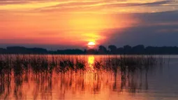 Фантастичний краєвид: як заходить сонце на озері Пісочне (фото)