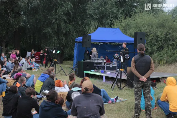 Пісні під гітару і вогонь до неба: як минув акустичний вечір на Бандерштаті (фото)