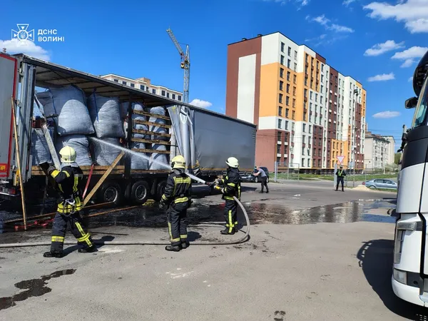 У Ковелі посеред вулиці загорілася фура з вугіллям (фото)