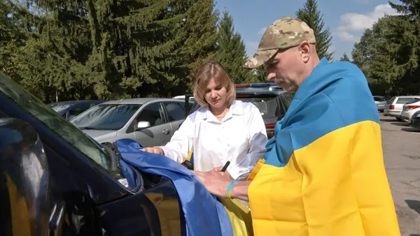 «Вареники наліплені, борщ зваримо»: на Волині зустріли звільненого з полону бійця (фото)
