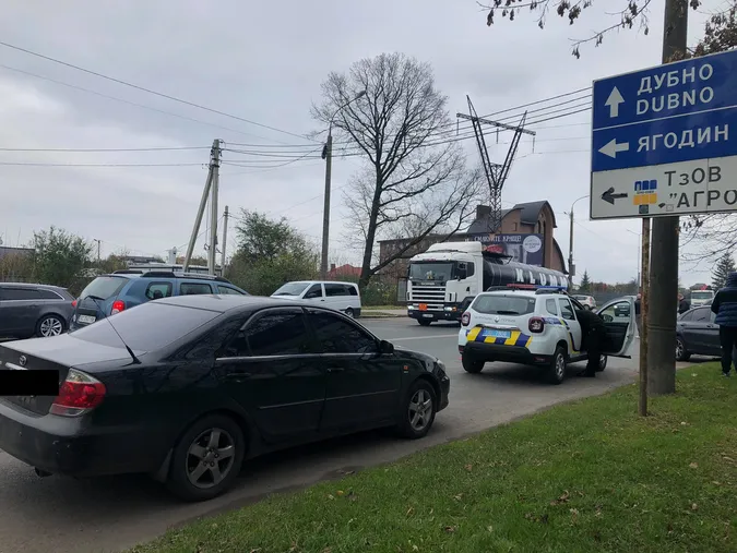 На Дубнівській у Луцьку аварія: зіткнулися елітні авто (фото)