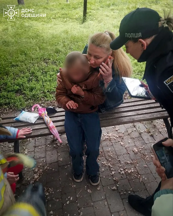 Тротуар вислизнув з-під ніг: в Одесі дитина провалилася у 4-метрову яму (фото)