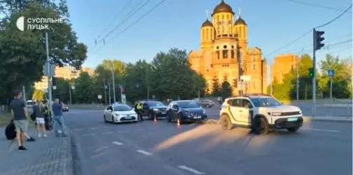 У Луцьку на Соборності – ДТП: автомобіль збив велосипедиста