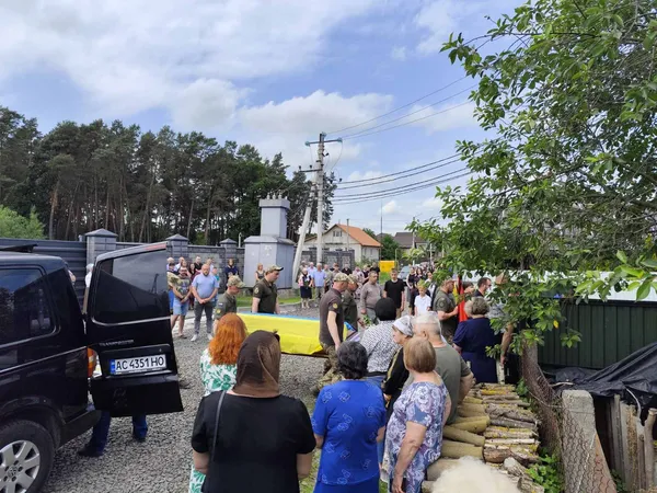 У Ківерцях на колінах зустріли загиблого воїна Володимира Зелінського (фото)