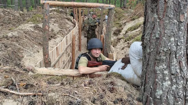Окоп десь у поліському лісі.