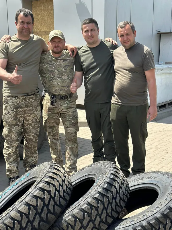 Транспорт, шини і гостинці: волинським тероборонівцям передали допомогу на фронт  (фото)