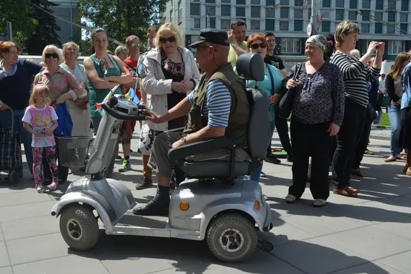 Хтось на відкриття приїхав на машині чи маршрутки, хтось прийшов пішки, а дехто  - ось так.