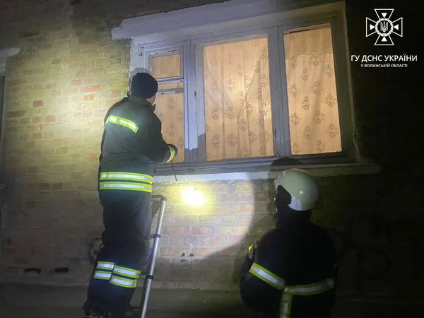 «Увійшли» через вікно: у Луцьку рятувальники допомогли травмованій жінці (фото)