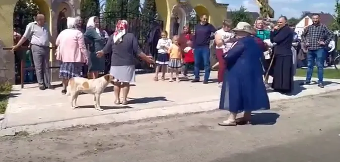«Батюшка зазомбував усіх»: на Любешівщині скандал через перехід громади до ПЦУ (відео)