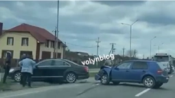 У Ківерцях Volkswagen «наздогнав» Mercedes (відео)