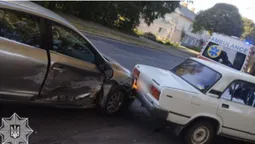У Луцьку ВАЗ зіткнувся з Renault, а потім влетів у дерево (фото, відео)