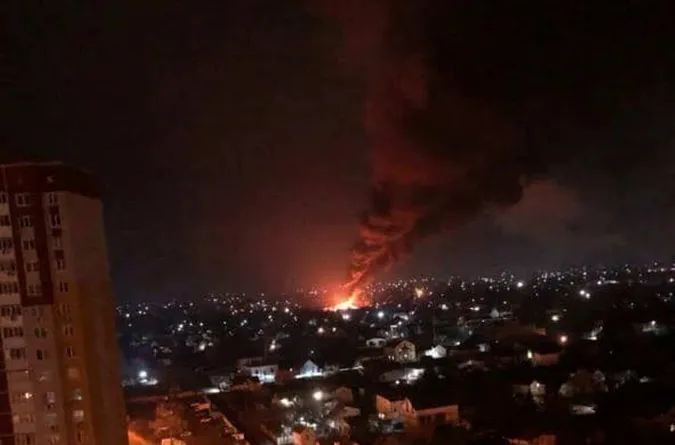 Ворожий безпілотник врізався у житловий будинок у Києві: будинок палає (фото)