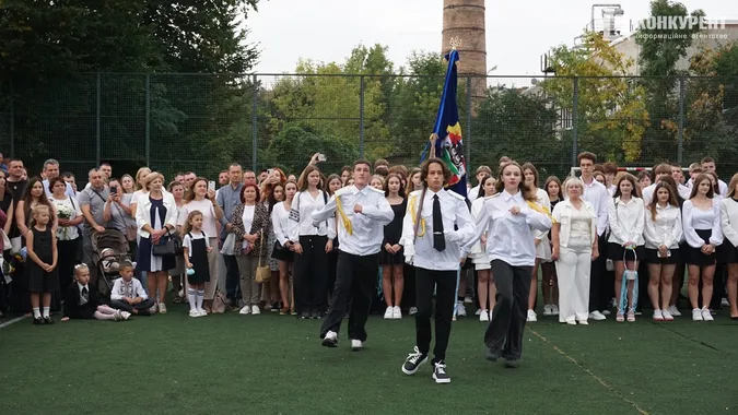 1 вересня у луцькій школі №9: як це було (фоторепортаж)