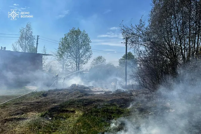 На Волині загасили 9 пожеж сухої трави: займання сталися у всіх районах області (фото)