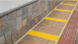 У Луцьку продуктові магазини змусять зробити розмітки для безпеки (фото)