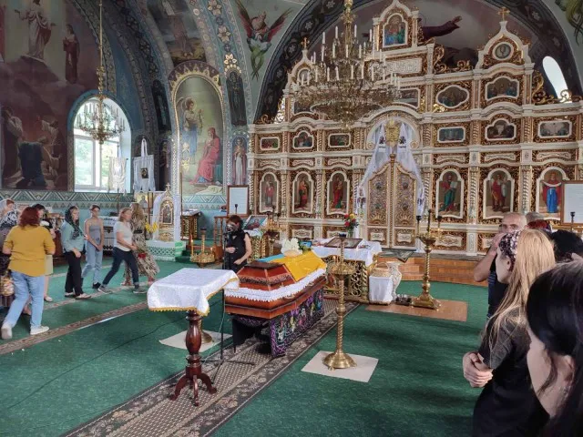 Місто зустріло на колінах: у Луцькому районі поховали молодого захисника України (фото)