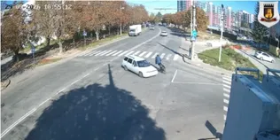 ВАЗ протаранив велосипедиста на перехресті у Луцьку: момент ДТП потрапив на камеру (відео)
