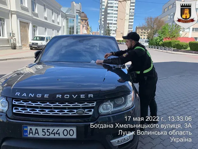 Залишив Land Rover посеред тротуару: в Луцьку оштрафували паркохама (фото)