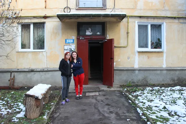 Ванна лучанки провалюється у «підвал»: комунальники розводять руками (фото, відео)