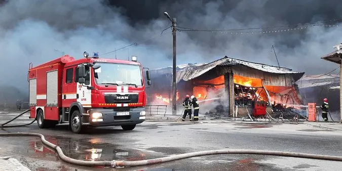 Окупанти підпалили найбільший ринок у Східній Європі (фото)
