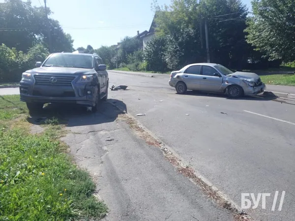У Нововолинську «ланос» розчовпся об «лексус» (фото)