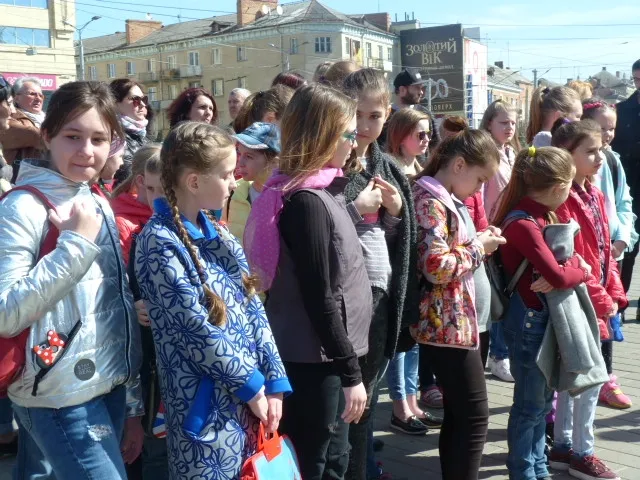 Зі смайликів, дерева та CD-дисків: у центрі Луцька – виставка писанок (Фото)