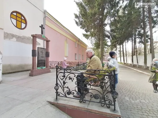 У луцькій церкві на території прикордонного загону освячують вербу (фото)