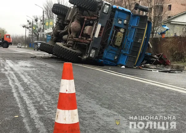 У Луцьку перекинулися вантажівка: рух в районі Набережної перекритий (фото, оновлено)