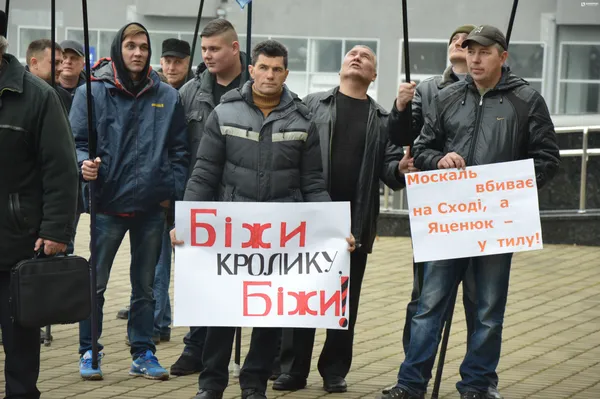 «Ми посадимо їх на нари» , - лучани вимагають відставки уряду Яценюка