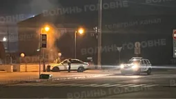 Авто на швидкості влетіло в електроопору під залізничним вокзалом Луцька (фото)