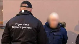 У Луцьку затримали шахрая, який видурював у пенсіонерів гроші за схемою «ваш родич у біді» (фото, відео)
