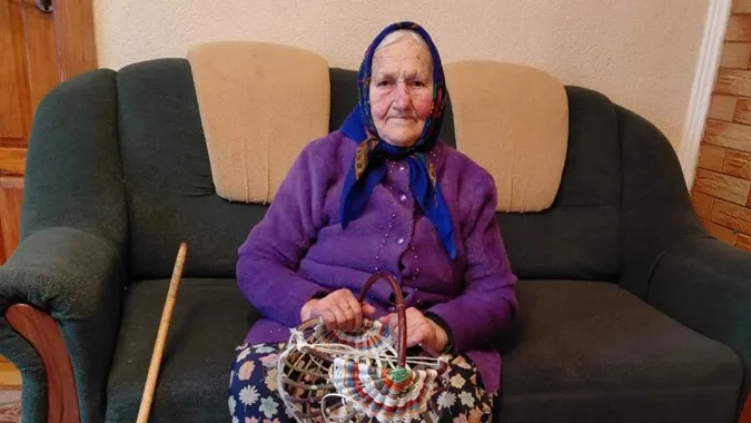 Волинянка у 95 років й досі плете кошики з лози