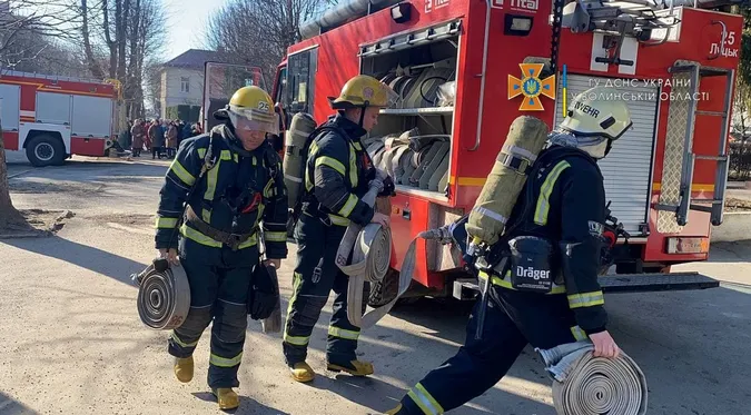 У Луцьку рятувальники евакуювали людей з бібліотеки (фото, відео)