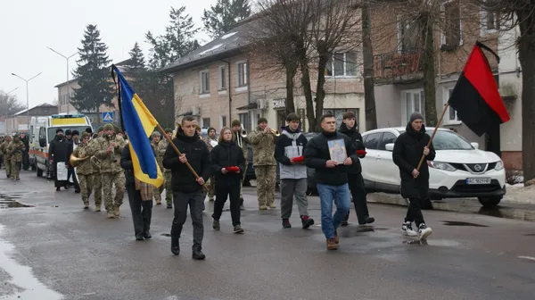 «Віддав своє життя і завдяки йому всі вціліли»: у Рожищі провели в останню путь Анатолія Репша (фото)