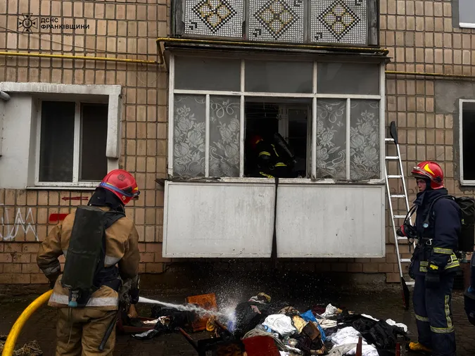 Зайнялася квартира, заповнена сміттям: у Франківську в пожежі загинули мати і син (фото)