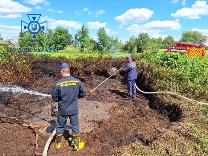 Вчасно помітили: на Волині сталося займання на торф'янику (фото)