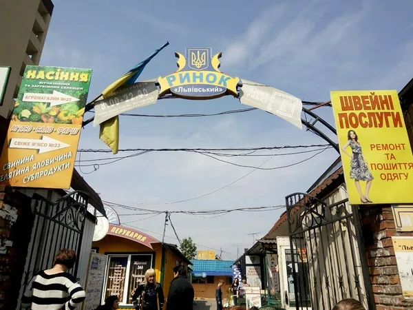 На луцькому ринку «паленку» продавали разом з похоронними вінками (фото)
