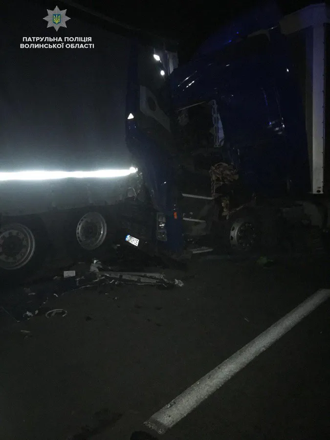 На Волині п’яний водій Volvo з причепом протаранив припарковане авто (фото)