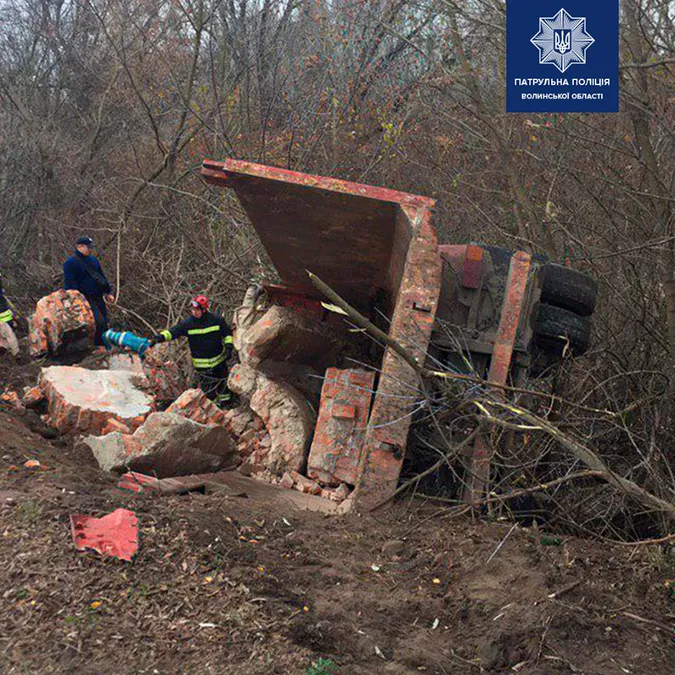 У Луцьку перекинулися вантажівка: рух в районі Набережної перекритий (фото, оновлено)