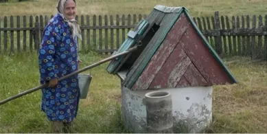 Сама рубає дрова у 86 років: як жителька поліського села дає собі раду у дерев'яній хаті (фото)
