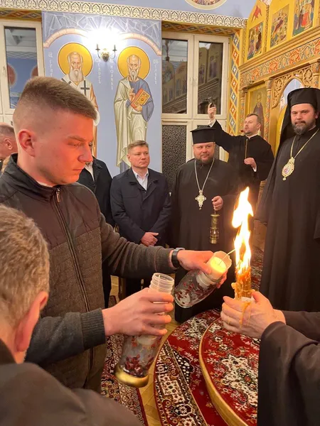 До Луцька везуть Благодатний вогонь з Варшави (фото)