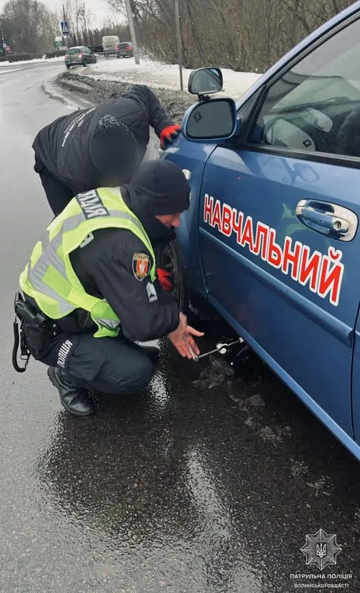 У Луцьку навчальне авто вийшло з ладу: водієві допомогли патрульні