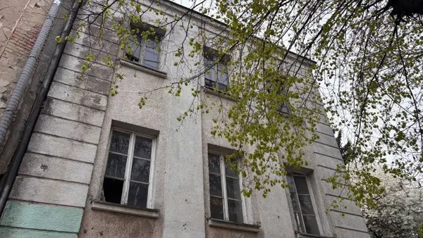 У Луцьку сильний вітер повибивав шибки у Будинку офіцерів (фото)
