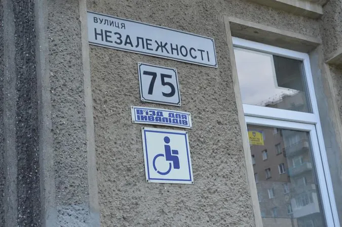 Ковельський посадовець об'їхав місто колісним візком (фото)