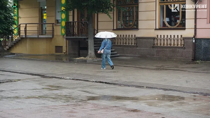 Мокрі етюди: як у серці Луцька люди тікали від літнього дощу (фото)