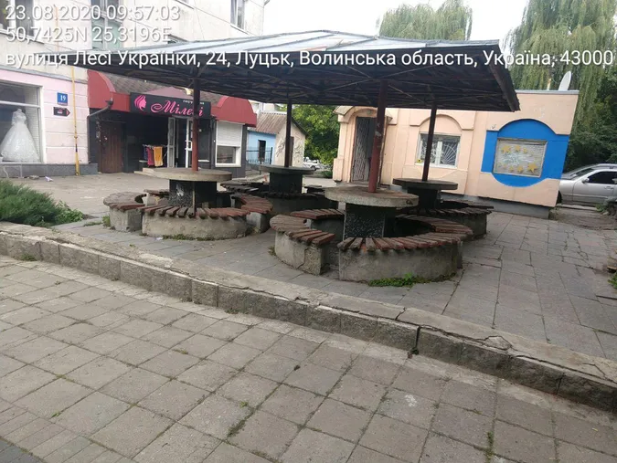 У центрі Луцька демонтують майданчик, де збиралися п'яниці (фото)