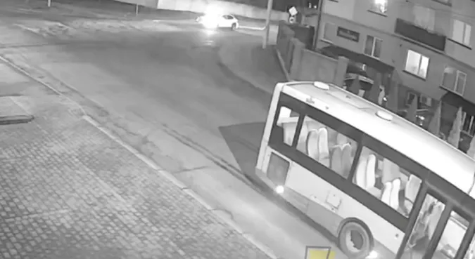 У Луцьку шумахер на «бесі» влетів у маршрутку (відео)