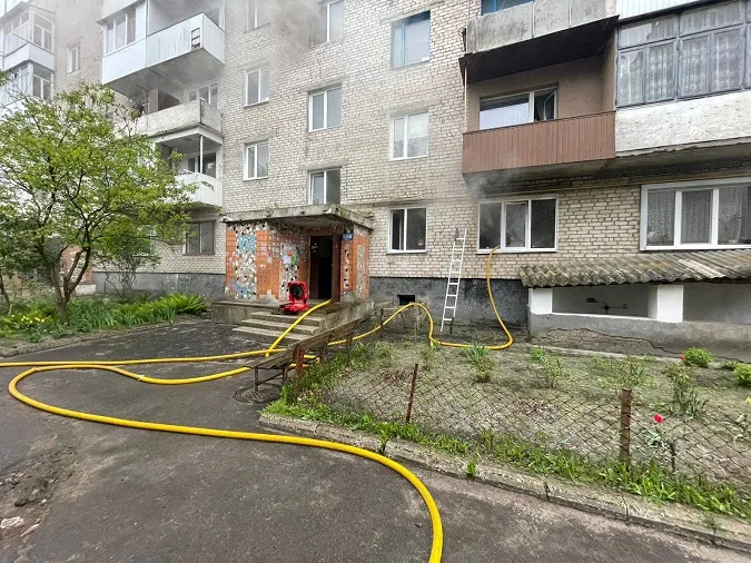 Вогонь знищив все: у Ковелі згоріла кімната у квартирі (відео)