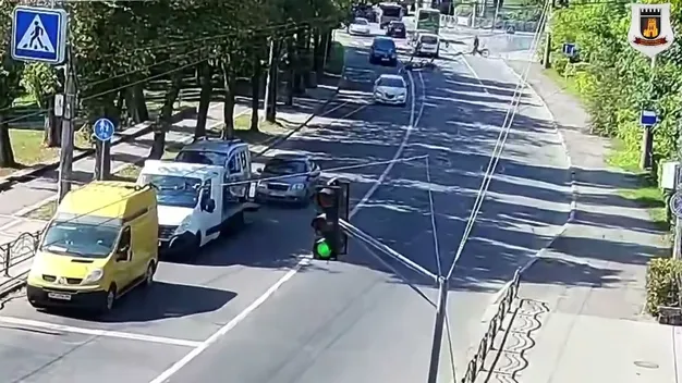 Ефект доміно: показали момент збиття велосипедиста в центрі Луцька (відео)