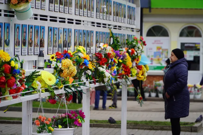 Через пташиний послід біля дошки пам'яті Героїв у Володимирі просять не годувати голубів